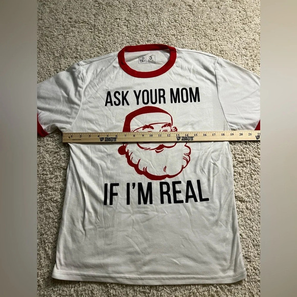 Bundle of 2 Size Small Funny Christmas Graphic Tee’s - Picture 3 of 10